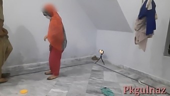 Деревенская Девушка Из Индии Наслаждается Страстной Встречей Со Своим Любовником.