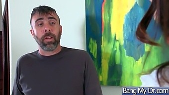 Доктор И Пациент Занимаются Горячим Сексом В Домашнем Видео.