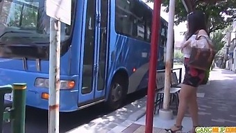 Азиатская Подросток Чинацу Наслаждается Оральным И Внутренним Семяизвержением В Японской Оргии.