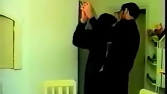 Турецкая Пара Страстно Целуется С Грудастой Девушкой.