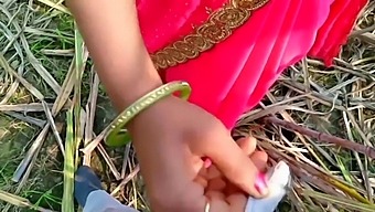भाभी को जंगल के खेतों में इस हरकत में पकड़ा