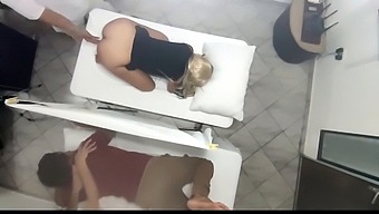 La Sesión De Masaje Íntimo De Una Pareja Se Convierte En Un Encuentro Caliente Con Un Tercero