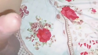 Pohlavný Styk Zozadu V Stoji S Ejakuláciou Vo Vnútri Vagíny