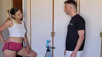 Любопытная Соседка Присоединяется К Оральному Опыту Любительской Пары.