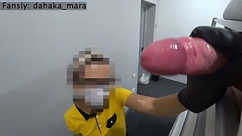Служанка Отеля Становится Свидетелем Публичной Мастурбации И Получает Чувственное Прикосновение.