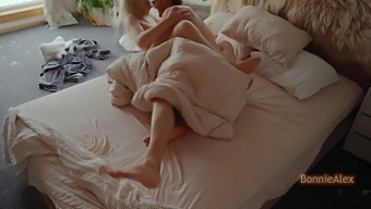 Эксклюзивная Пара Наслаждается Романтическим Жестким Сексом С Красивой Красоткой С Большой Задницей.