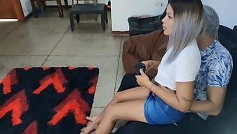 أنا أغوي وأسعد ابنة زوجي بلعبة جنسية بينما والديها قريبان، وأخاطر بالتعرض