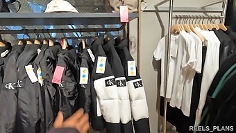 Mahasiswi Inggris Merasakan Penetrasi Ganda Di Kamar Pas