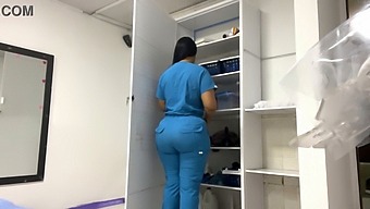 Латинская Пациентка С Большими Натуральными Сиськами Намазана Маслом В Офисе.