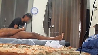 Masaža Vodi Do Zadovoljujočega Vrhunca