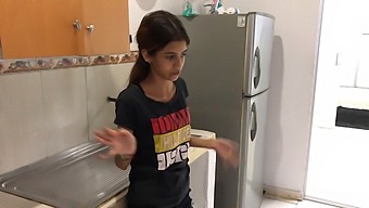 Moja Nevlastná Sestra Mi Dáva Skvelý Blowjob V Novom Dome, Ktorý Rodičia Kúpili.