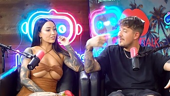 Лили Филлипс Трахается С Карликом, Пока Уиллоу Харпер Онлайн В Подкасте.